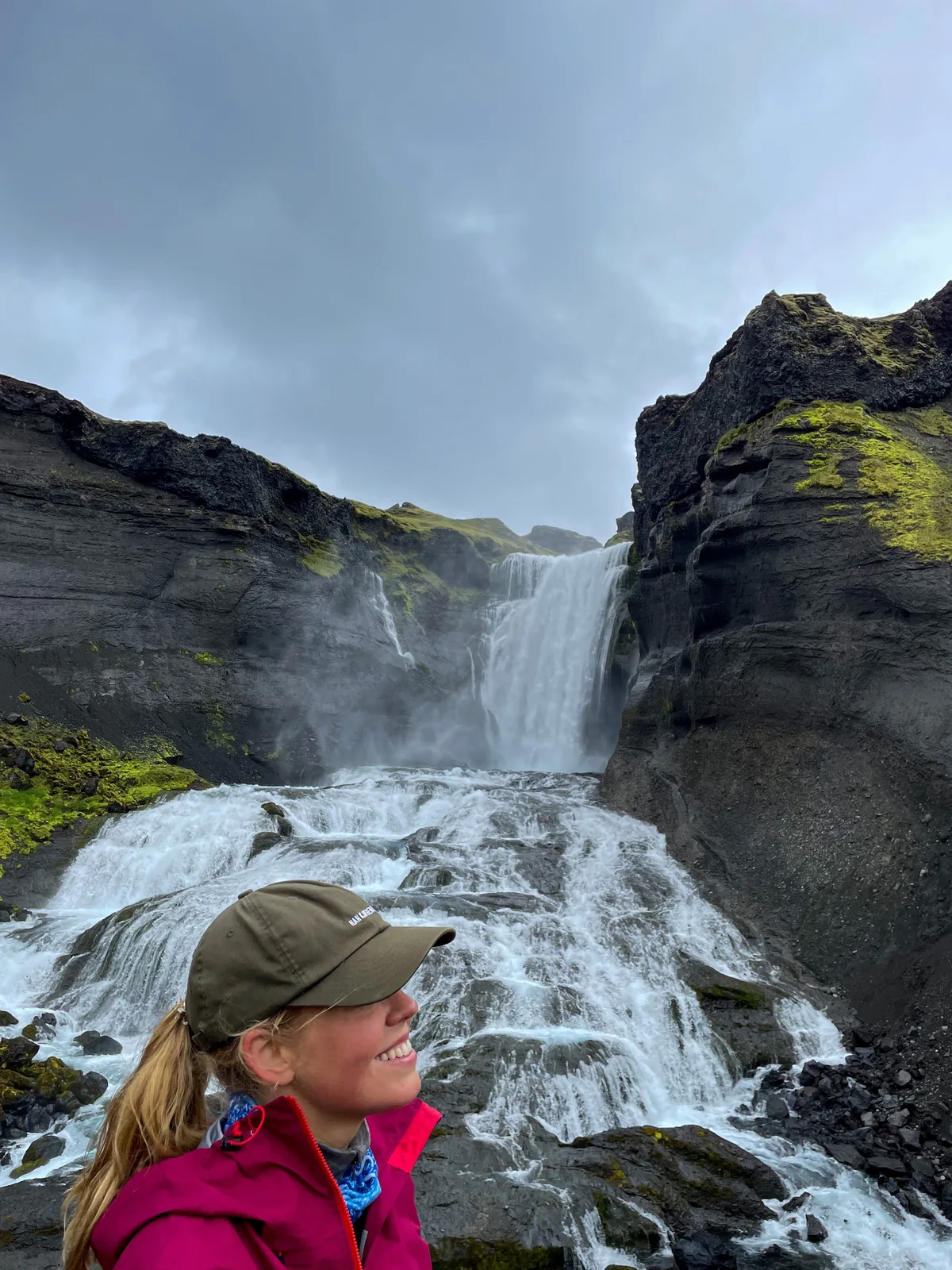 Þórdís á göngu við Ófærufoss